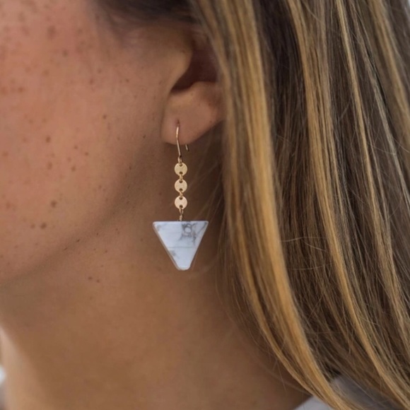 Jewelry - TRISHY🖤 white marble gold coin drop earrings